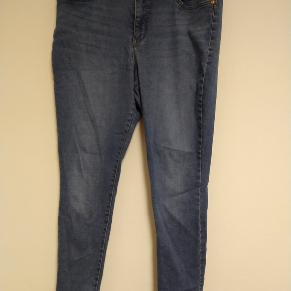 Slimming Gloria Vanderbilt Stretch Jeans - Picture 11 of 15